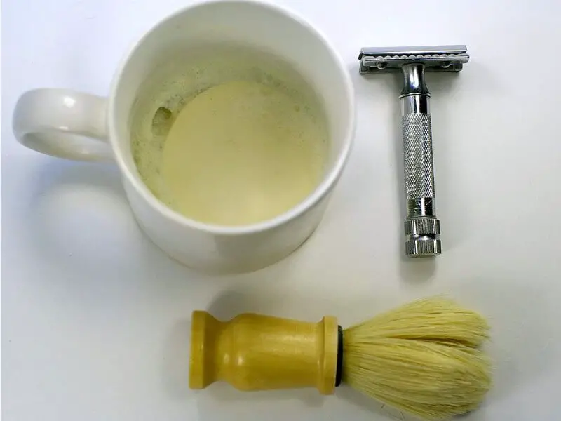 800px-Saftey_razor_shaving_kit