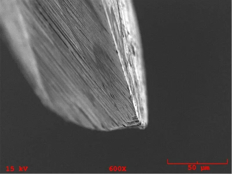 scanning electron microscope image of blade edge