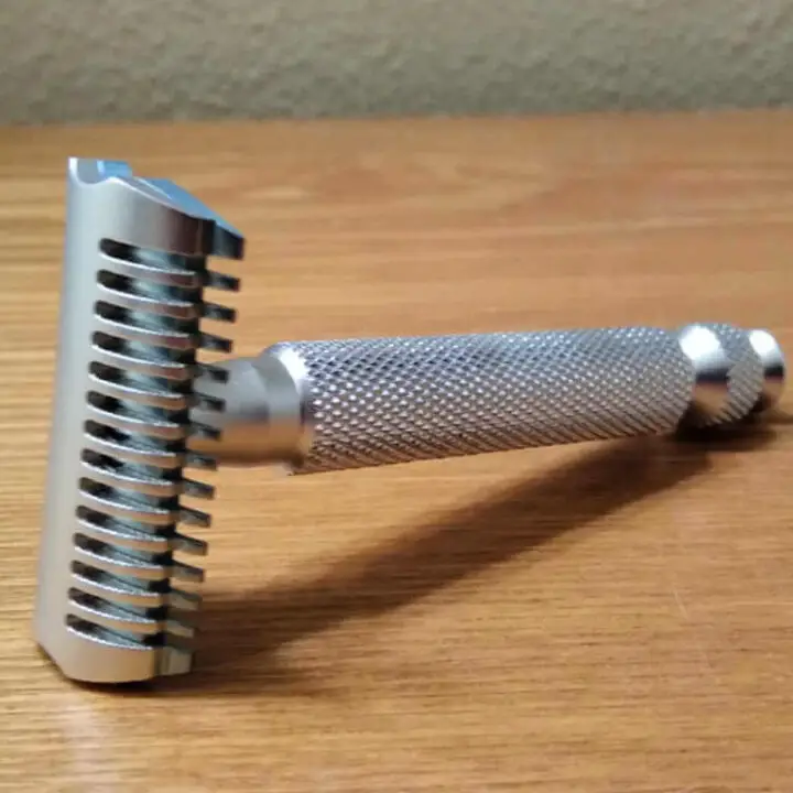 self lubricating open comb razor