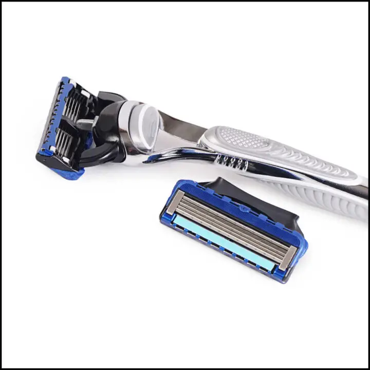 A diagram of a cartridge razor, with the blade and the cartridge shown separately