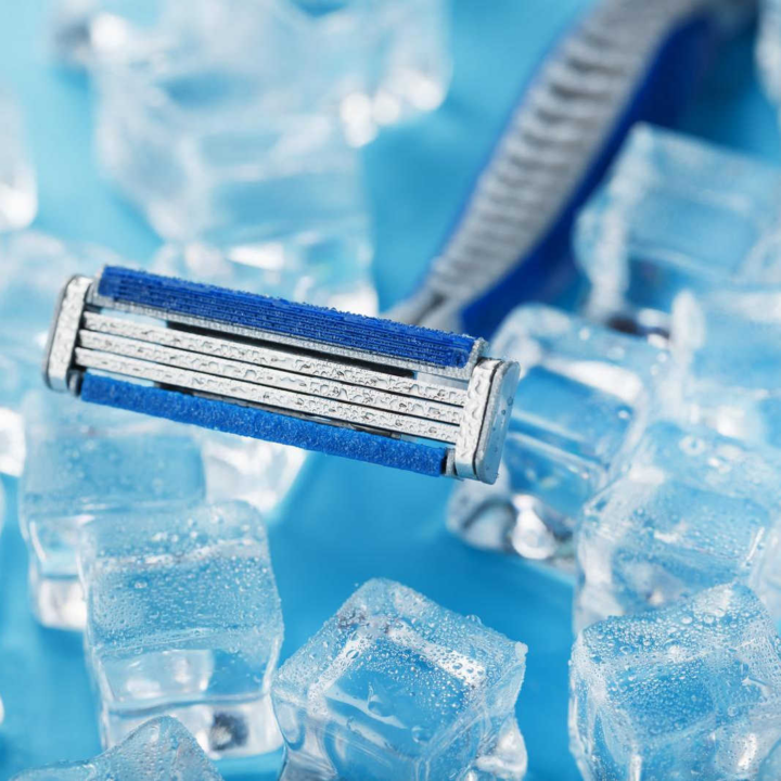 razor with ice cubes
