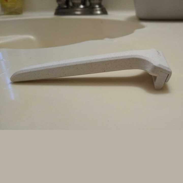 supply disposable se razor side view