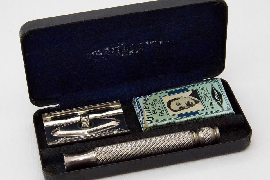 vintage gillette tech razor, courtesy wikipedia and joe haupt