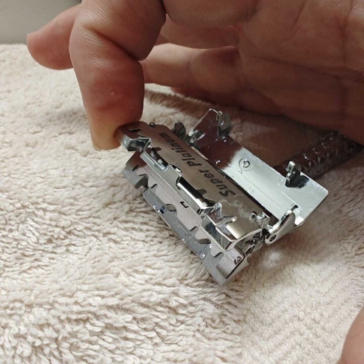 Loading snapped double-edge razor blades into the Leaf Two razor