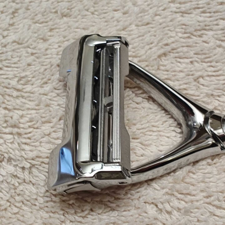 close-up of the leaf 2 pivoting head and blade loading area