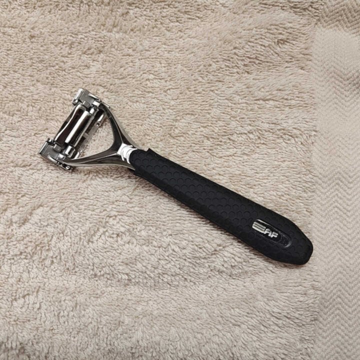 Leaf 2 razor with silicon grip
